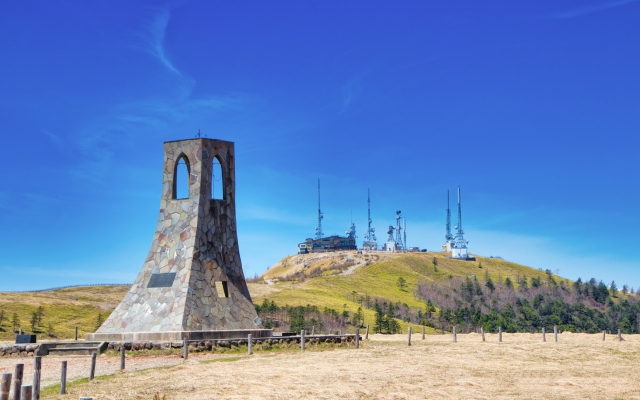 美ヶ原高原（美しの塔と電波塔）
