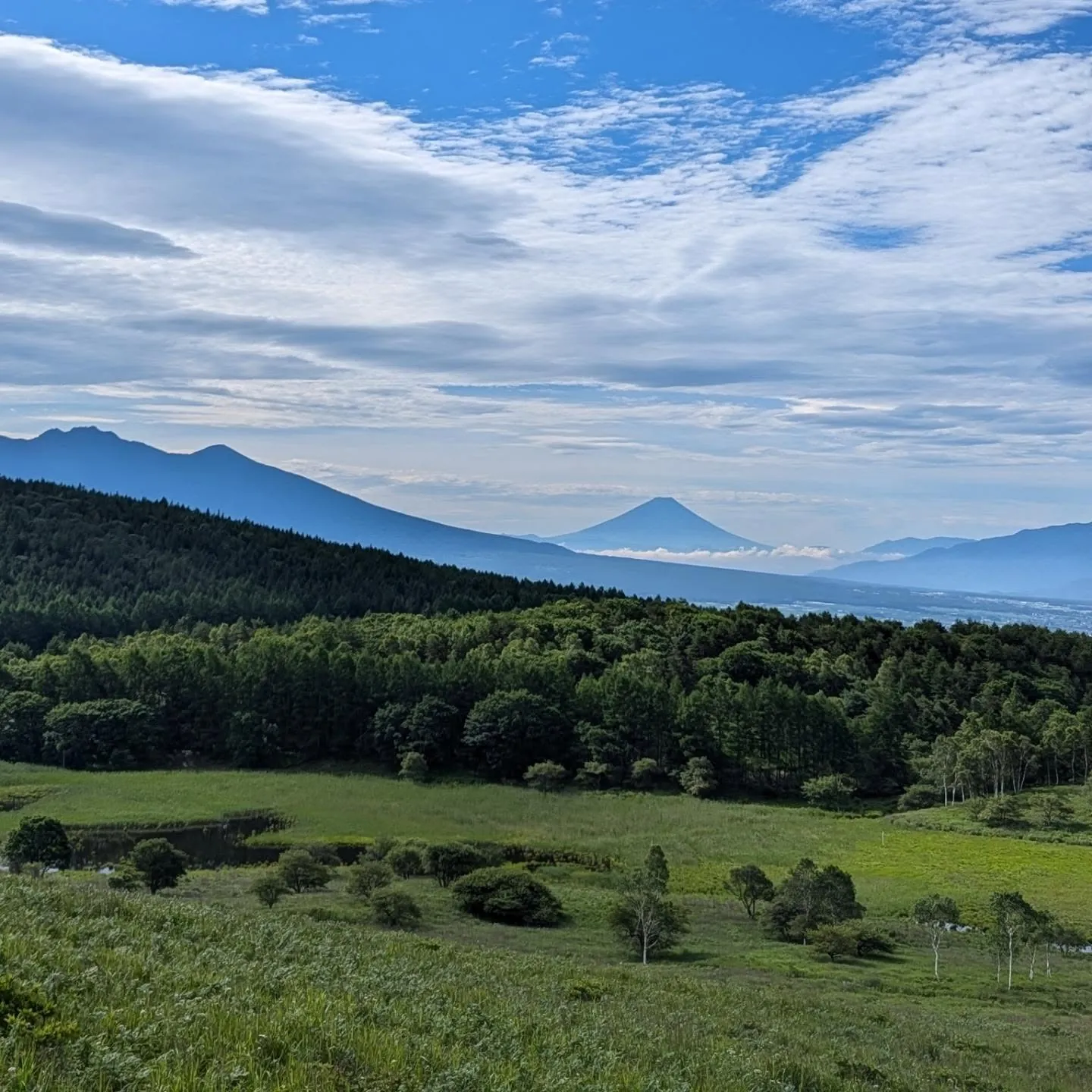 霧ヶ峰高原から望む富士山と青空の絶景